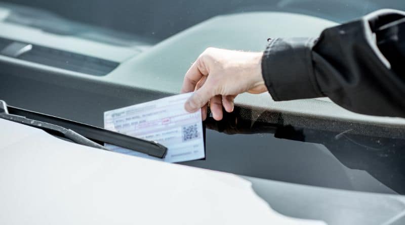 agente de trânsito multando motorista (800 × 445 px) (45)