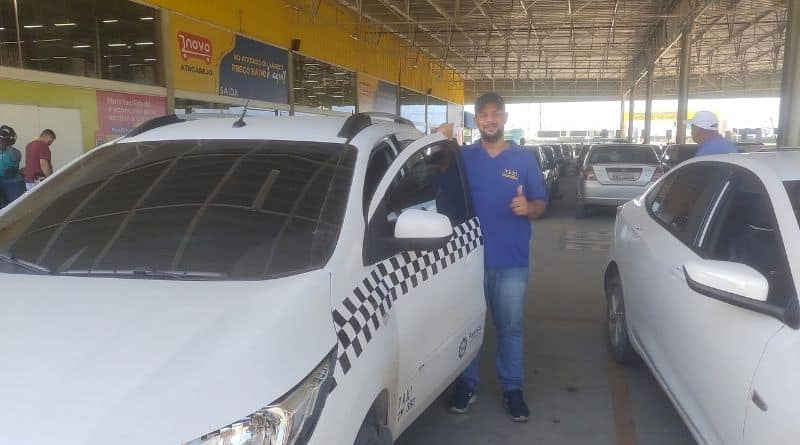 Taxista de Paulista-PE, Marcos Júnior no ponto do Novo Atacarejo (2)