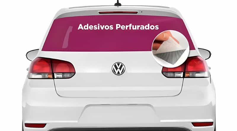 Adesivo perfurado no vidro trazeiro do carro