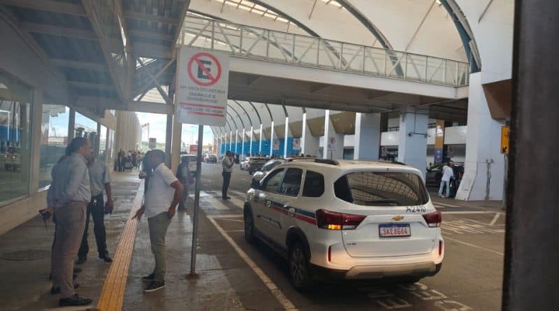 Denis Paim com taxistas no aeroporto