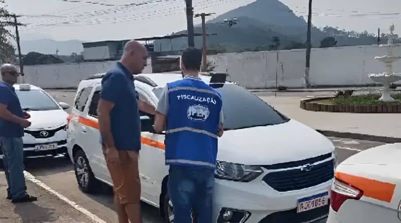 Ficalização de táxi em Guapimirim