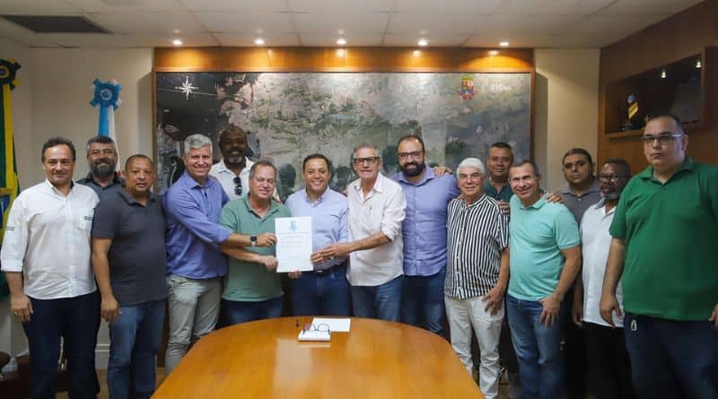 Prefeito Rodrigo Neves sanciona Lei do Taxista