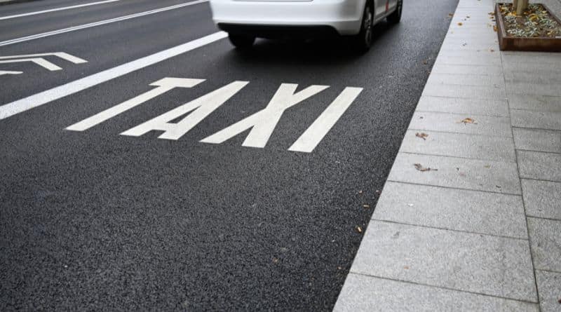 faixa de táxi no asfalto