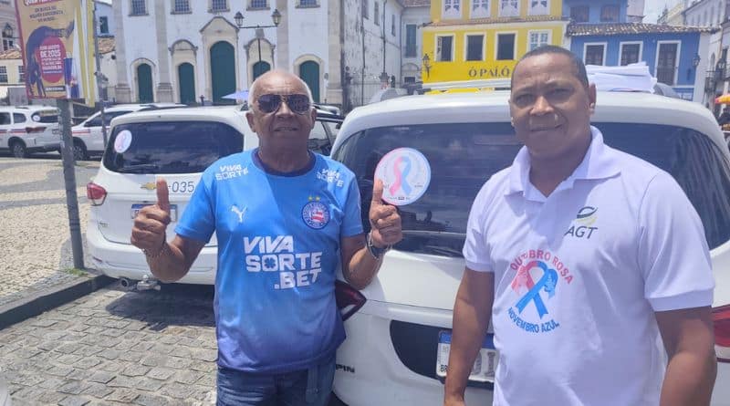 Denis Paim com taxista no centro histórico