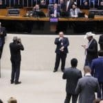 Deputados na sessão do Plenário desta segunda-feira (27)