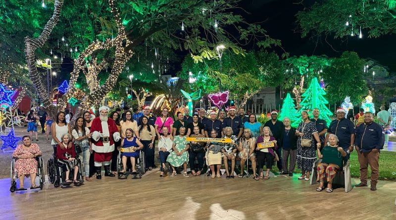 Teletaxi Maceió realiza tour natalino com idosas