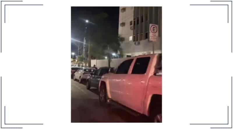 ponto de táxi invadido por veículos particulares na Av. Beira Mar em Fortaleza