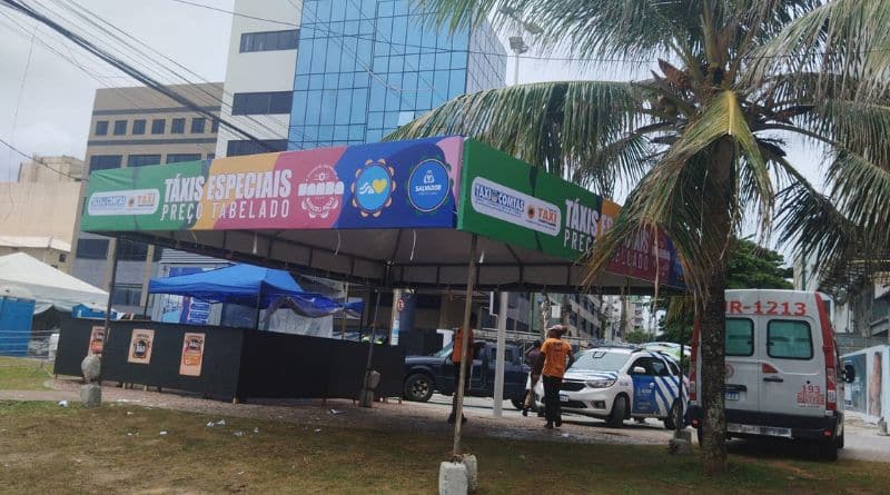 toldo no ponto de táxis especiais em Ondina no Carnaval 2026