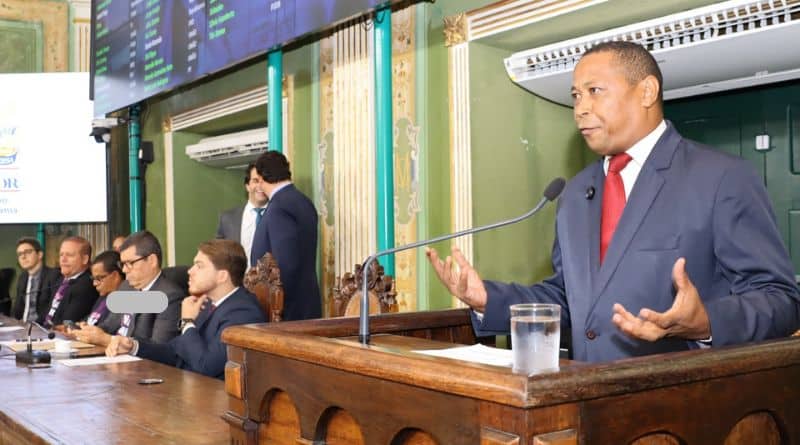 Denis Paim na Tribuna da Câmara de Salvador