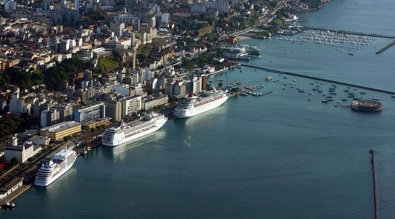Navios ancorados no Porto de salvador