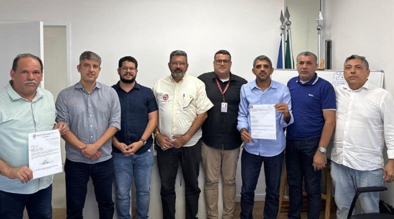 Secretário Alexandre Rebêlo com taxistas na prefeitura do Recife