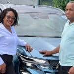 Eurovia Renault promove test drive com taxista e apresenta o Renault Boreal como nova opção para a categoria consultora Marcele Meneses com o taxista Luiz Falcão de Simões Filho