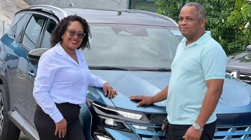 consultora Marcele Meneses com o taxista Luiz Falcão de Simões Filho