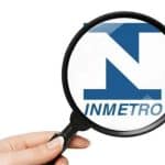 Inmetro e Ipem-PE esclarecem sobre a verificação de taxímetros logotipo do inmetro visto por uma lupa