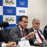 Governo federal discute retomada de crédito para renovação da frota de taxistas ministro do trabalho recebeu taxistas no MTE