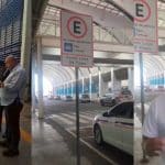 Após intervenção da AGT, placa do táxi comum permanece no aeroporto, mas Vinci promete retirada ainda nesta sexta-feira, diz Denis Paim Ponto de Táxi no comum no aeroporto de Salvador