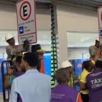 Taxistas impedem retirada de placa do táxi comum no aeroporto; Denis Paim busca apoio da Prefeitura e da Câmara de Salvador Taxistas impedem retirada de placa do táxi comum