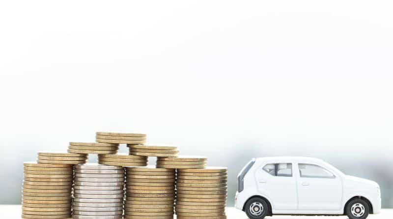 moedas e carro branco