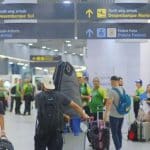 Taxistas denunciam que motoristas clandestinos oferecem corridas no Aeroporto do Recife saguão do aeroporto do recife