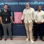 Reunião no Aeroporto de Salvador detalha nova organização da fila do táxi comum após projeto Kiss&Fly taxistas e membros da Vinci Airpots em Salvador