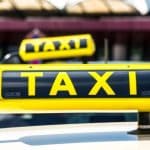 Semob publica quatro novas cassações de alvarás de táxi e corrige portaria anterior em Salvador acrílico no teto de um táxi