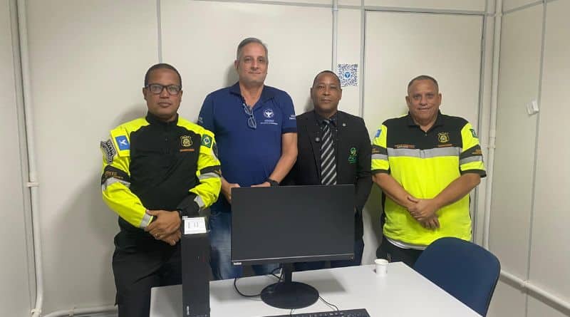 membros da Semob Salvador mais o taxista Denis Paim