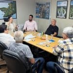 Fiscalização da AGERBA sobre táxis intermunicipais gera impasse na Bahia e reacende debate sobre mobilidade, segurança jurídica e desenvolvimento econômico taxistas de Camaçari reunidos com a diretoria da AGERBA