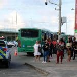 Semob divulga mais de 700 remoções em 2026, mas taxistas afirmam que transporte clandestino continua dominando aeroporto e rodoviária viatura da Semob Salvador em ponto de ônibus
