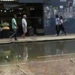 Taxistas contratam serviço de caminhão vácuo para limpar ponto no Recife bueiro entupido na rua em frente ao Mercado de Afogados