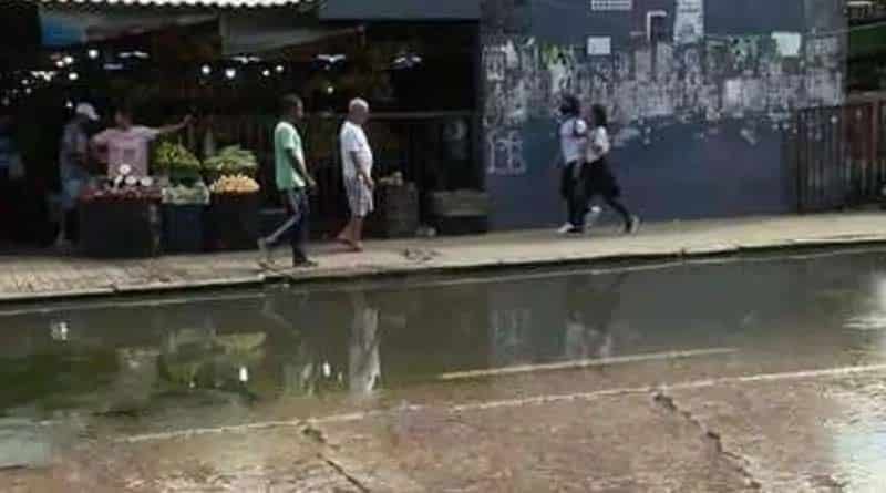 bueiro entupido na rua em frente ao Mercado de Afogados