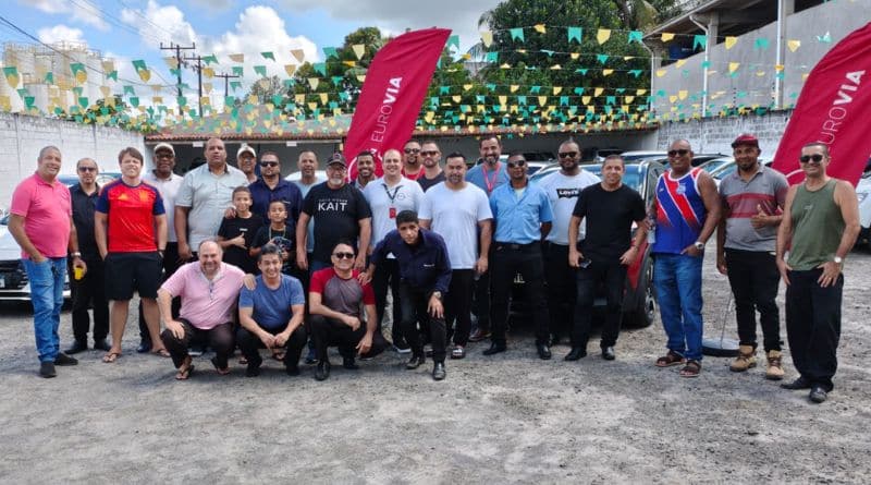 equipe de venda direta da Eurovia Nissan com taxistas da Disque-Táxi