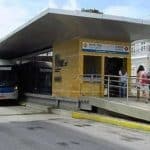 Taxistas solicitam ao Governo de PE autorização para circulação de táxis nos corredores do Sistema BRT ponto de ônibus na faixa exclusiva do Recife