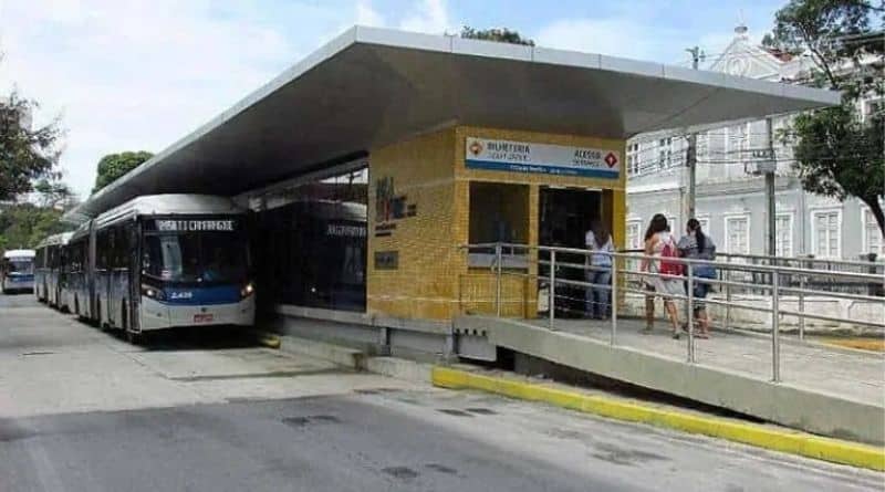 ponto de ônibus na faixa exclusiva do Recife