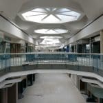 Feriados podem mudar a rotina do comércio e do táxi: é hora de o taxista rever o planejamento financeiro shopping center fechado