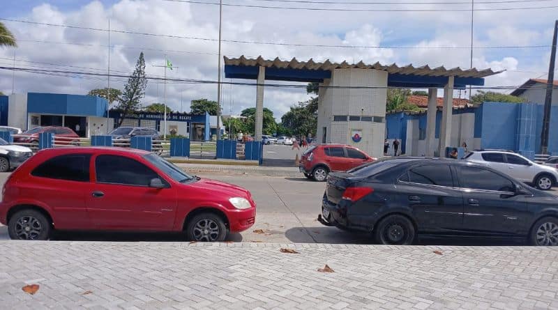 veículos estacionados em frente ao Hospital de Aeronáutica do Recife