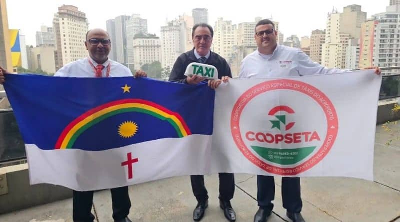 Representantes de cooperativa de táxi COOPSETA com o vereador Adilson Amadeu