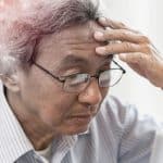 Estudo aponta que taxistas têm menor proporção de mortes por Alzheimer; navegação pode ser uma das explicações Um homem sofrendo de alzheimer