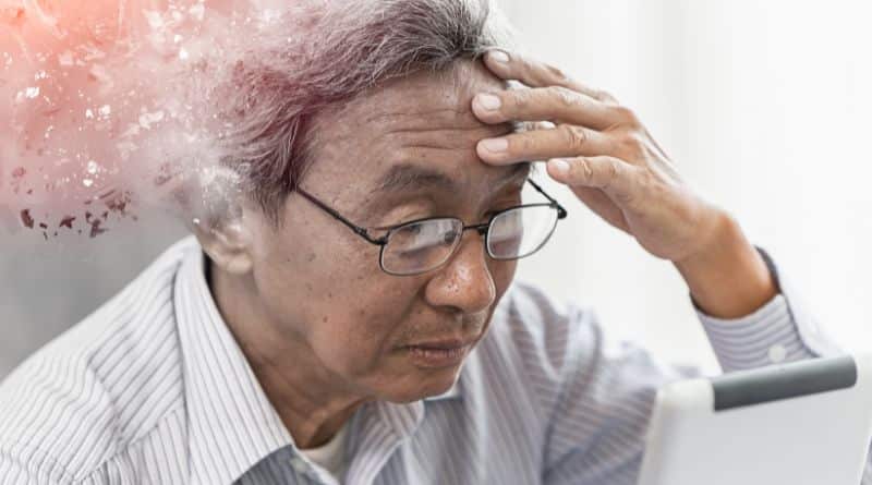 Um homem sofrendo de alzheimer