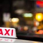 Semob aplica nova cassação e convoca 30 candidatos para o Credenciamento de Táxi em Salvador acrílico no teto de um táxi