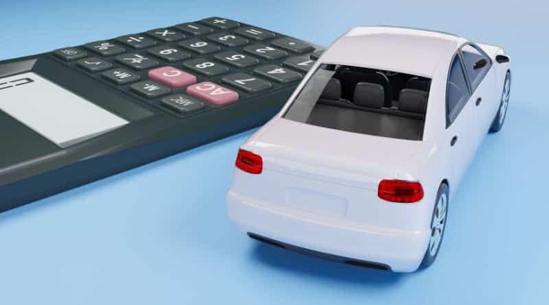 na imagem, uma calculadora e a miniatura de um carro branco