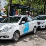 Taxistas vêm perdendo espaço para motociclistas por aplicativo, em razão dos frequentes congestionamentos, no Recife ponto de táxi no Recife