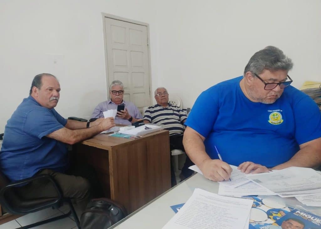 À esquerda, o atual presidente do SINDTÁXIPE, Flávio Fortunato, e alguns associados; À direita, Rogério Alves, integrante de uma chapa de oposição. Foto: Divulgação
