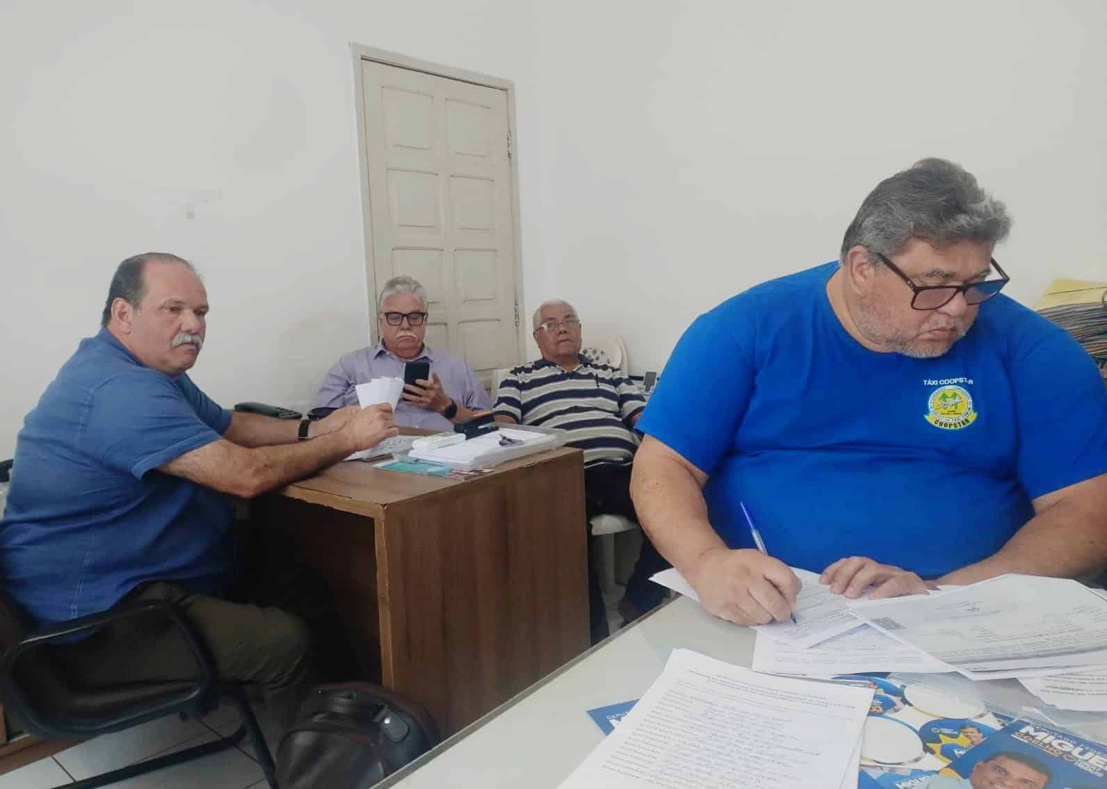 À esquerda, o atual presidente do SINDTÁXIPE, Flávio Fortunato, e alguns associados; À direita, Rogério Alves, integrante de uma chapa de oposição. Foto: Divulgação