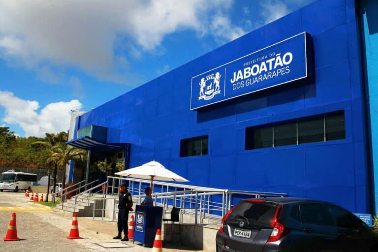 Taxistas solicitaram que a Bandeira 2 inicie a partir das 20h. Sede da Gestão Municipal. Foto: Divulgação/ Prefeitura de Jaboatão