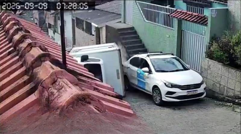 caminhão capota e atinge táxi
