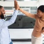 Lei do Move Brasil é publicada no DOU e programa passa a ter validade em todo o país casal comemorando a compra de veículo