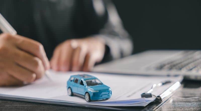 homem assinando documento de compra do carro
