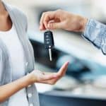 Governo sanciona lei do Move Brasil e consolida programa de financiamento para taxistas e motoristas de aplicativos homem entregando a chave de um veículo para uma mulher