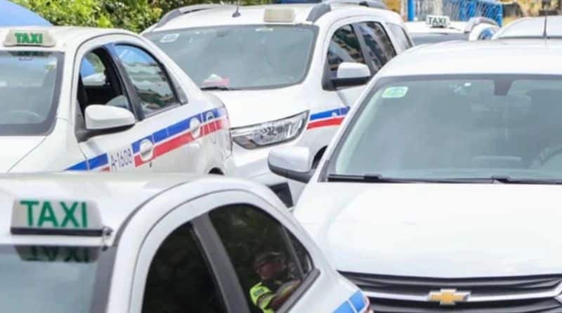 imagem ampliada de táxis em Salvador