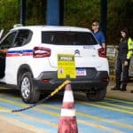 vistoria de táxi sendo realizada em Salvador